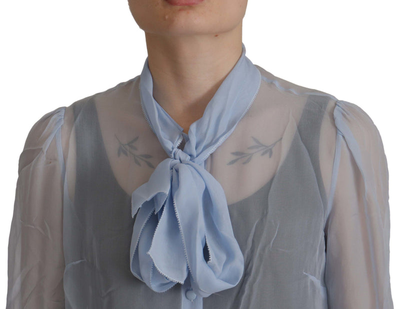 Elegante Seiden -Ascot -Kragenbluse in hellblau