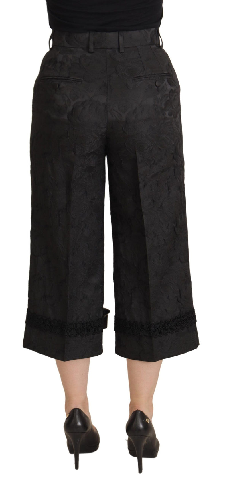 Elegantes pantalones cortados de brocado negro