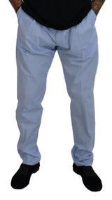 Elegantes chinos de ajuste delgado en azul claro