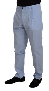 Elegantes chinos de ajuste delgado en azul claro