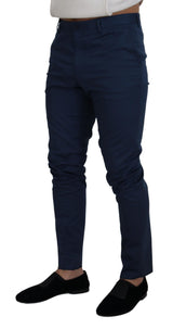 Elegantes chinos delgados de ajuste en azul