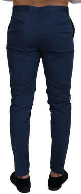 Elegantes chinos delgados de ajuste en azul