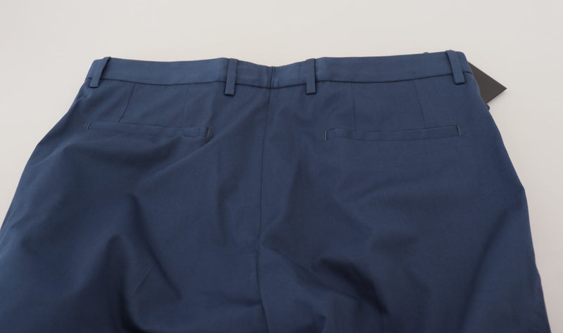 Elegantes chinos delgados de ajuste en azul