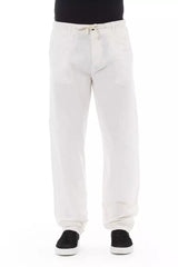 Elegantes pantalones de chino blanco para el hombre moderno