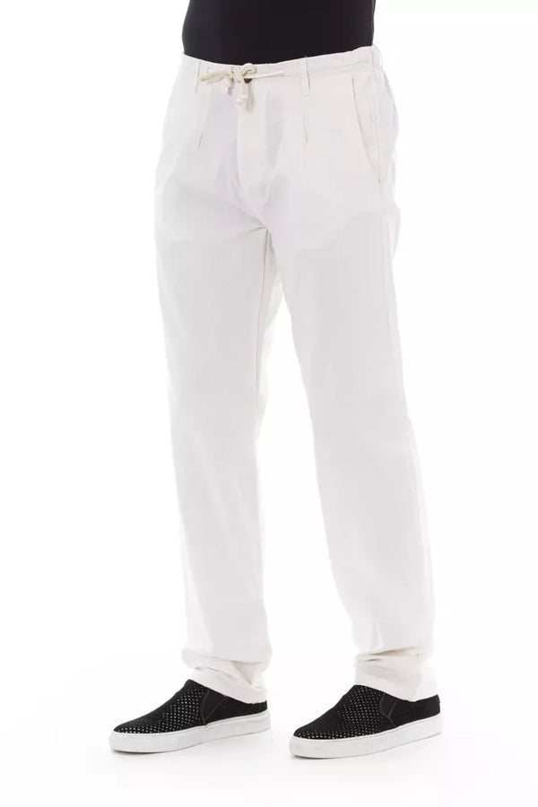 Elegantes pantalones de chino blanco para el hombre moderno