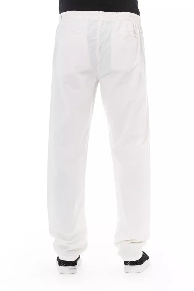 Elegantes pantalones de chino blanco para el hombre moderno