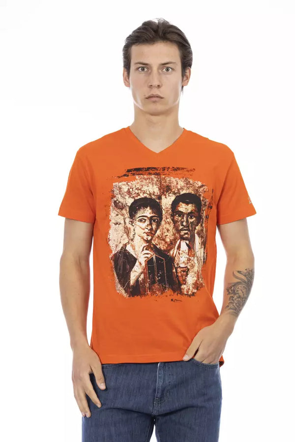 Tee de cuello en V naranja con encanto gráfico