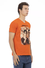 Tee de cuello en V naranja con encanto gráfico