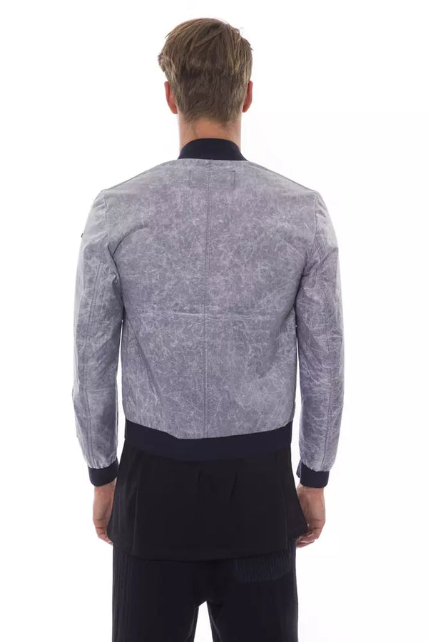 Elegante chaqueta de bombardero gris con acento emblema