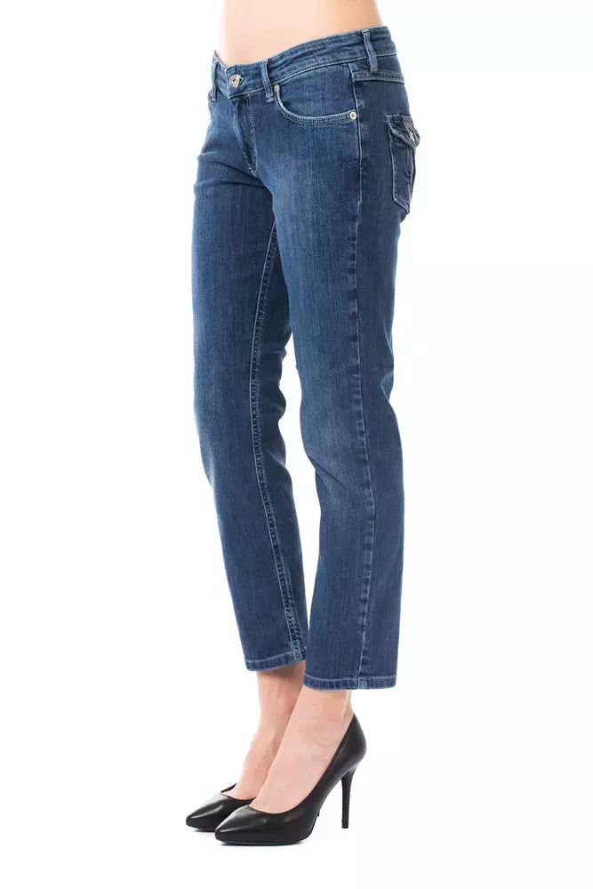 Chic hellblaue Capri -Jeans mit Knopfdetails