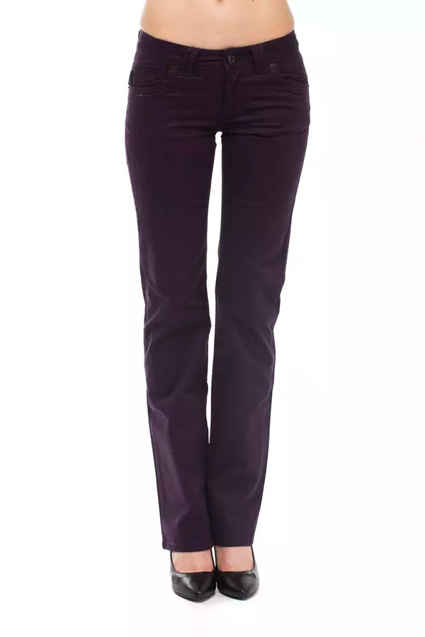 Eleganti pantaloni viola sottili con dettagli chic