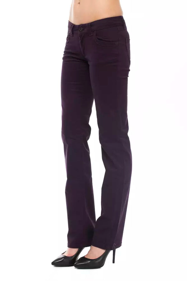 Eleganti pantaloni viola sottili con dettagli chic