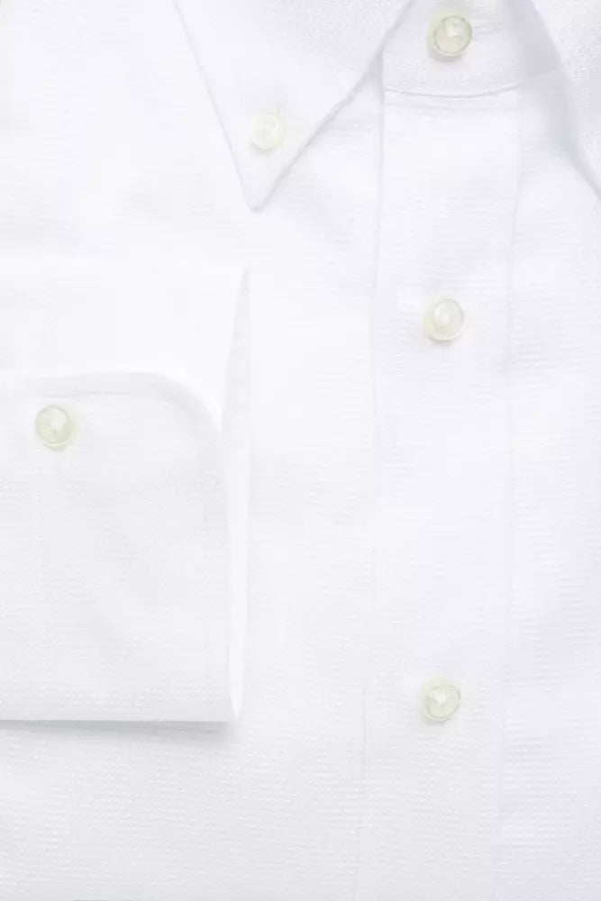 Chemise boutonnée en coton blanc élégant