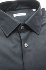 Elegante camicia nera del colletto medio sottile