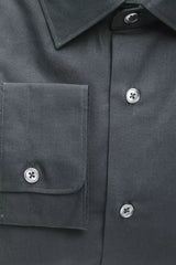 Camisa negra de cuello delgado y elegante