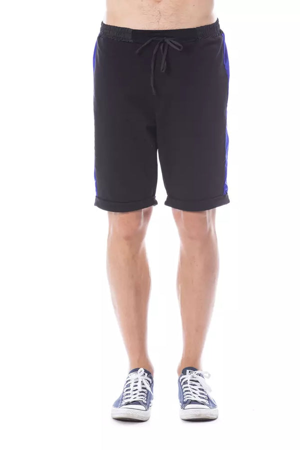 Schlanke schwarze Sommershorts