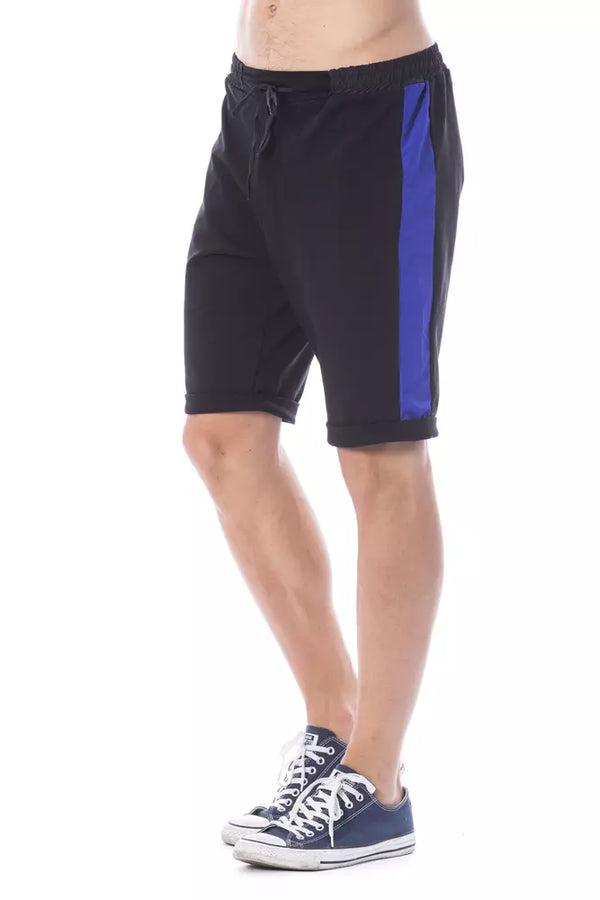 Schlanke schwarze Sommershorts