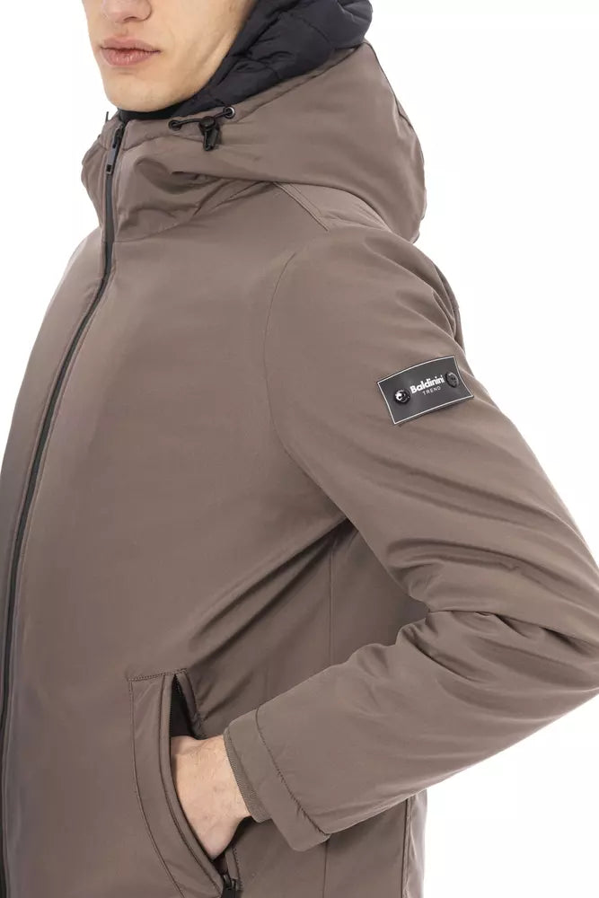 Chaqueta larga beige elegante con detalle de monograma