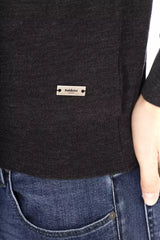 Eleganter grauer Crewneck -Pullover mit Metallmonogramm