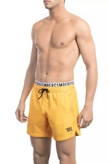 Lebendige orangefarbene Schwimmshorts