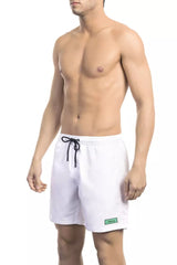 Elegantes pantalones cortos de natación blancos con detalle del logotipo