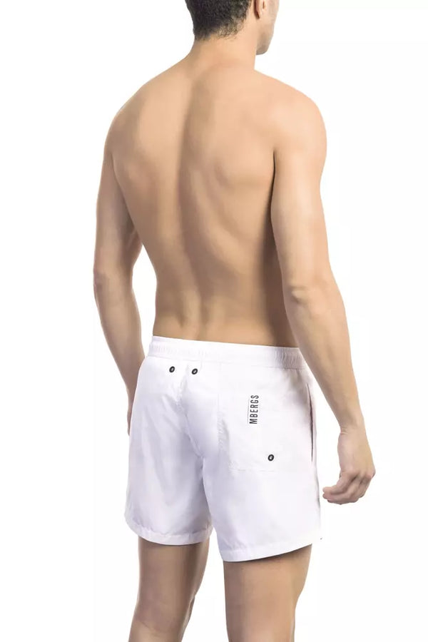 Elegantes pantalones cortos de baño blancos con detalles de cinta icónica