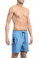 Schicke hellblaue Schwimmshorts