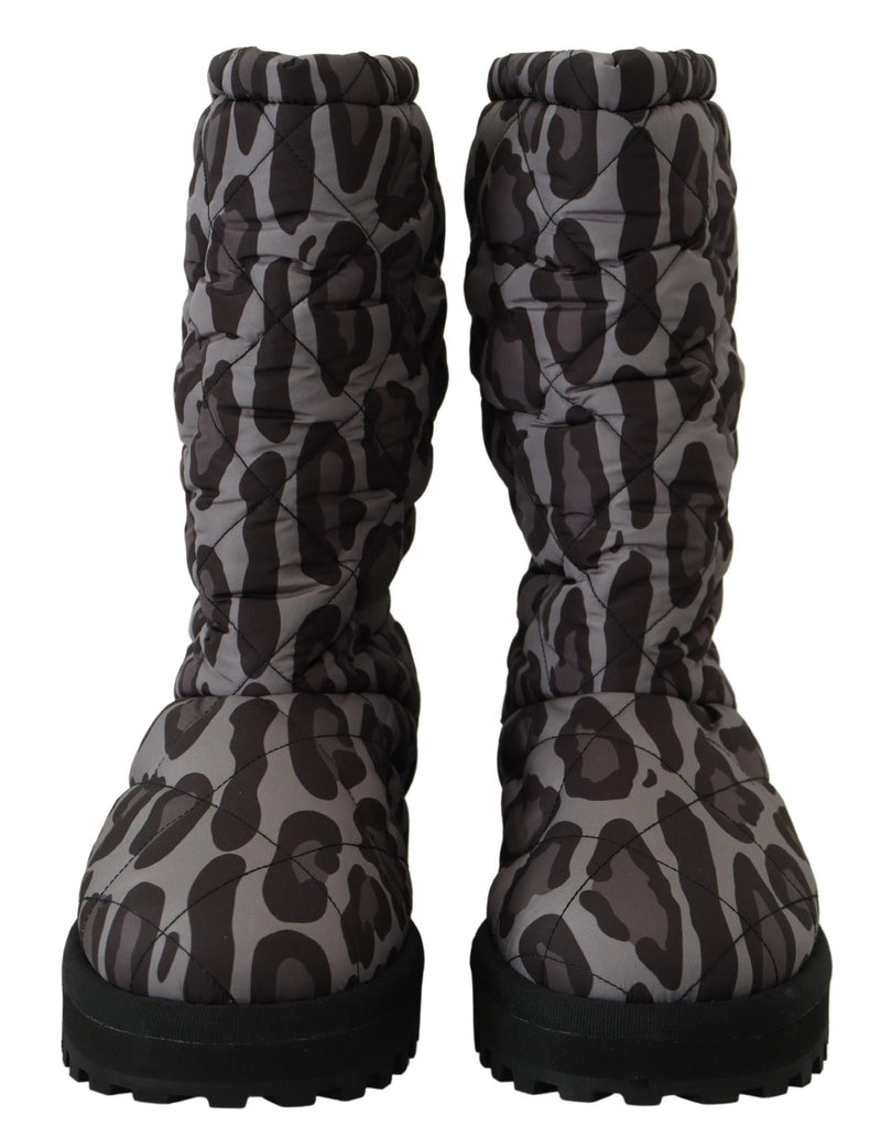 Elegantes botas de ternero de leopardo gris gris