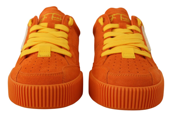 Schicke orange Wildlederschnüre-up-Turnschuhe