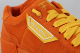 Schicke orange Wildlederschnüre-up-Turnschuhe