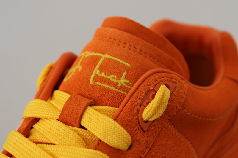 Schicke orange Wildlederschnüre-up-Turnschuhe