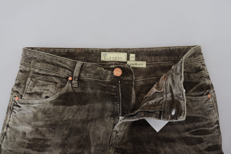 Elegantes pantalones de pana gris con giro moderno