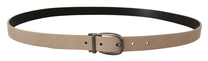 Ceinture en cuir beige élégante avec boucle de ton argenté