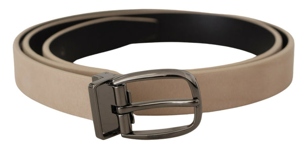 Ceinture en cuir beige élégante avec boucle de ton argenté