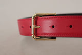 Ceinture en cuir rouge élégante avec boucle dorée