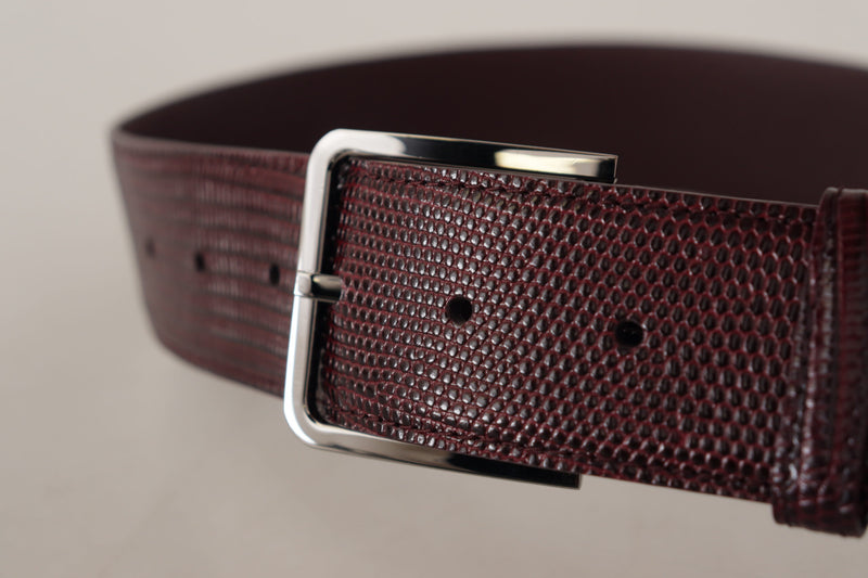 Ceinture en cuir marron élégante avec boucle gravée