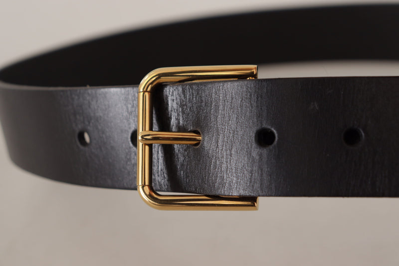 Ceinture en cuir noir élégant avec boucle dorée