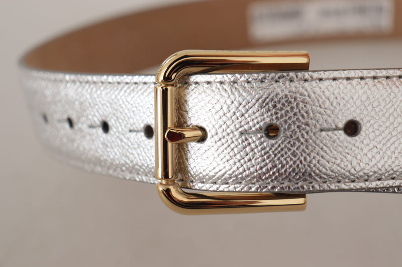 Ceinture en cuir argenté élégante avec boucle gravée