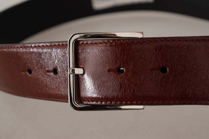 Ceinture en cuir élégante avec boucle gravée