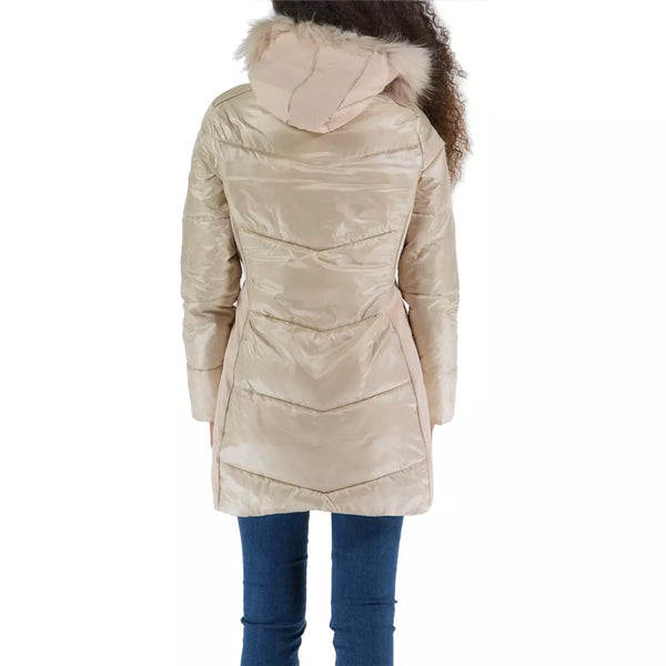 Elegante beige gepolsterte Jacke mit Pelzhaube