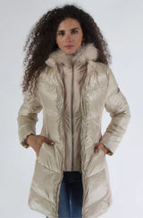 Elegante chaqueta acolchada beige con capucha de piel