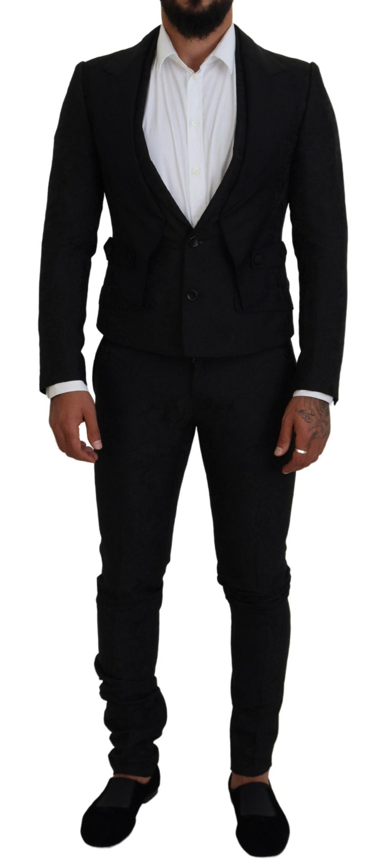 Elegante traje de martini negro para el hombre moderno