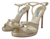 Elegante goldene Stiletto -Ferse Sandalen