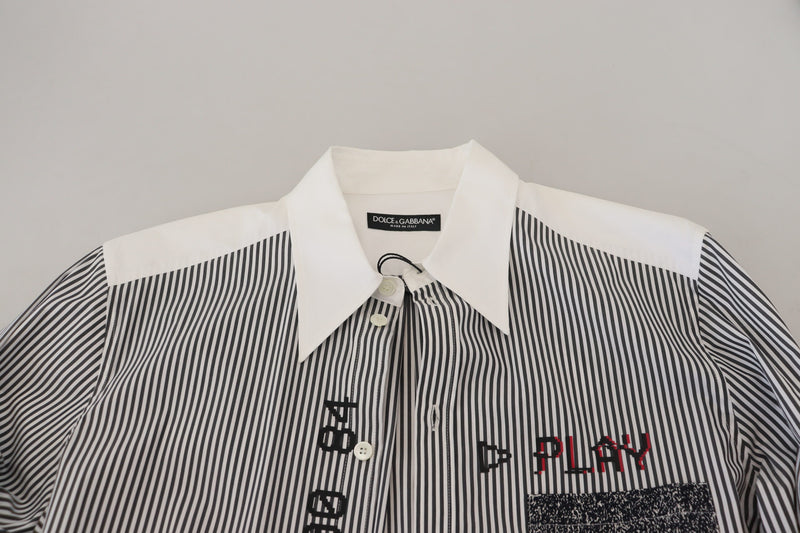 Klassisches schwarz-weiß gestreiftes Button-Down-Shirt