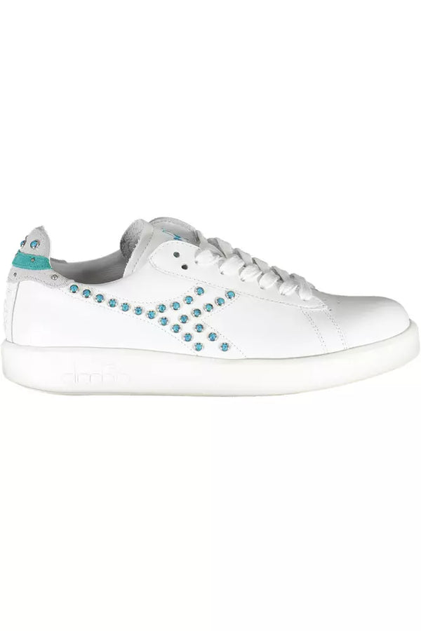 Sneaker al pizzo bianco chic con accenti contrastanti