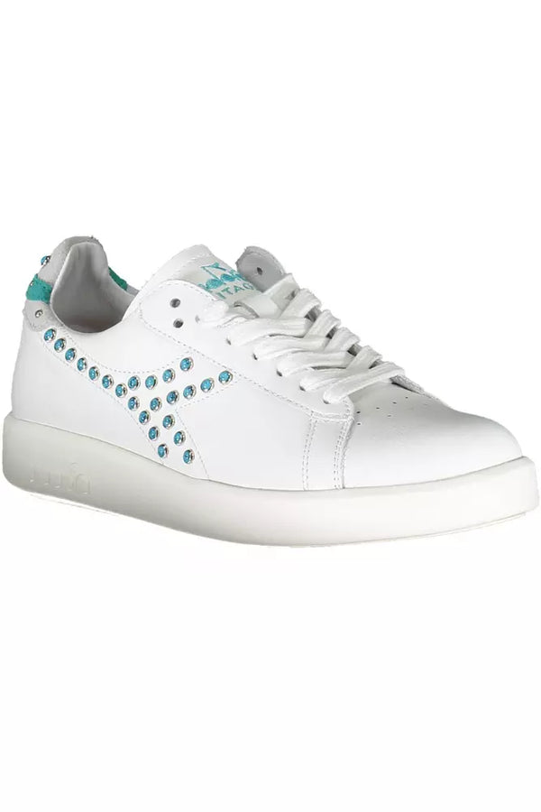 Sneaker al pizzo bianco chic con accenti contrastanti