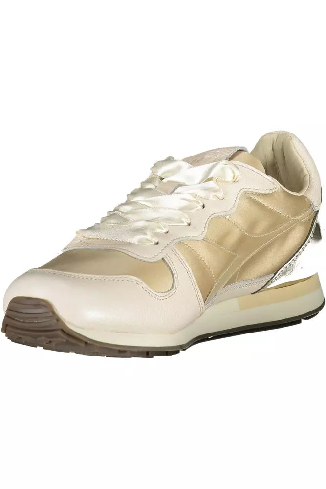 Zapatilla de zapatilla beige con detalles contrastantes