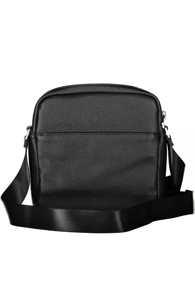 El elegante bolso de hombro negro con detalle del logotipo