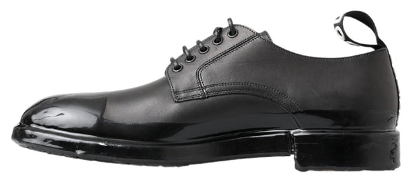 Eleganti scarpe in pelle allacciata del derby in nero