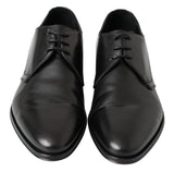 Klassische schwarze Leder -Derby -Schuhe